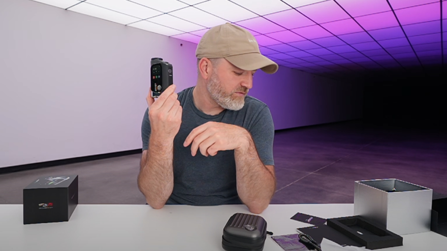The Youtuber Unbox Therapy 