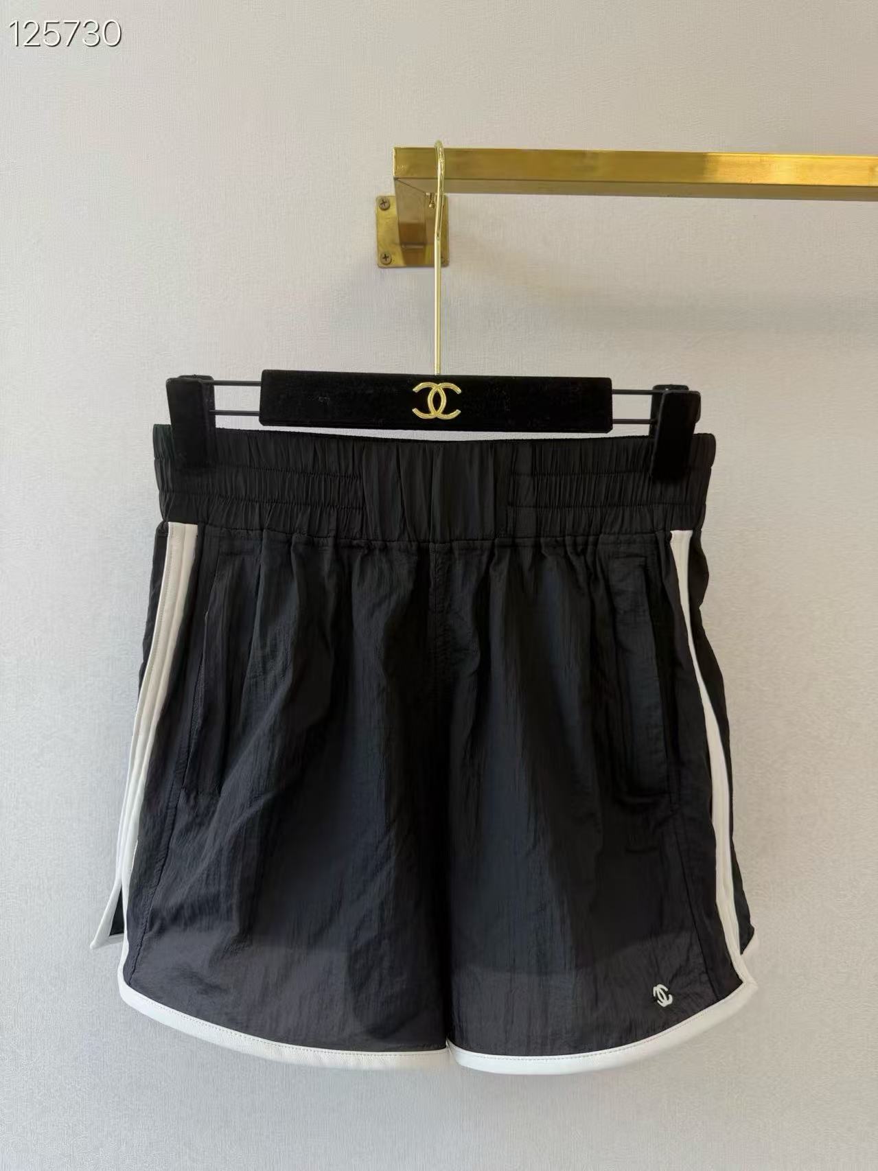 CC Black-and-White Contrast Elastic-Waist Sports Shorts