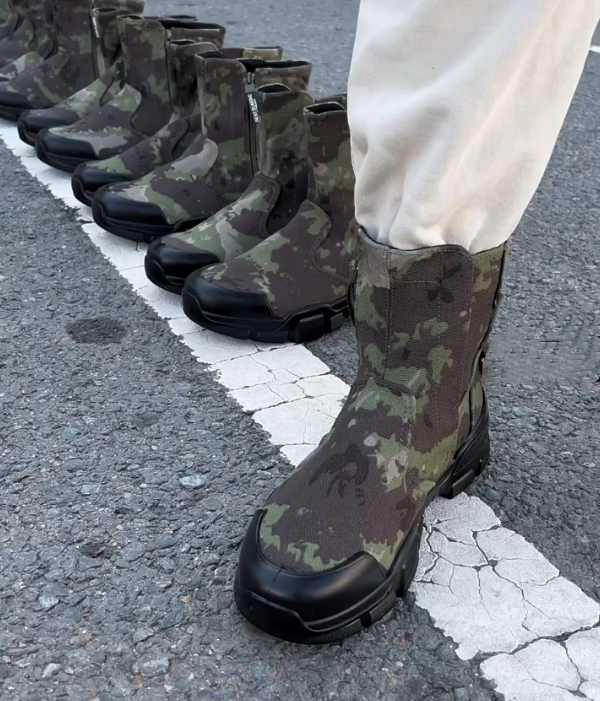 Camouflage Canvas Chelsea Boot with Side Zipper and Reinforced Rubber Toe Cap for Tactical Outdoor Wear