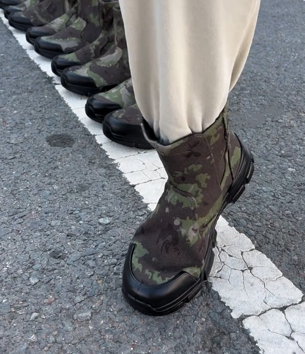 Camouflage Canvas Chelsea Boot with Side Zipper and Reinforced Rubber Toe Cap for Tactical Outdoor Wear