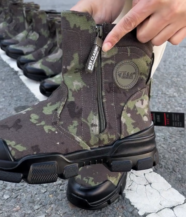 Camouflage Canvas Chelsea Boot with Side Zipper and Reinforced Rubber Toe Cap for Tactical Outdoor Wear