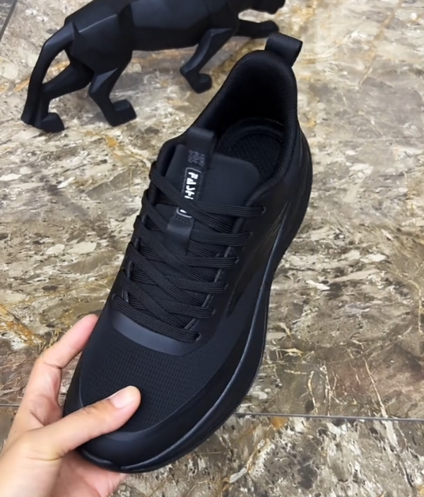 Streamlined Mesh Running Sneaker with Dynamic Side Logo and Thick Cushioned Sole for Modern Athletic Performance
