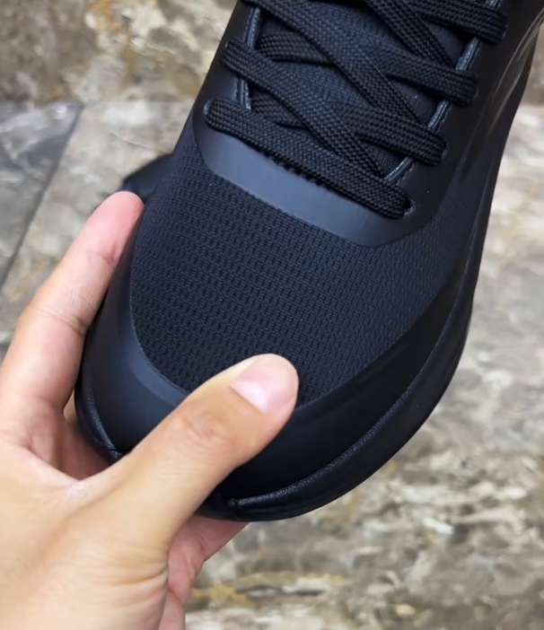 Streamlined Mesh Running Sneaker with Dynamic Side Logo and Thick Cushioned Sole for Modern Athletic Performance