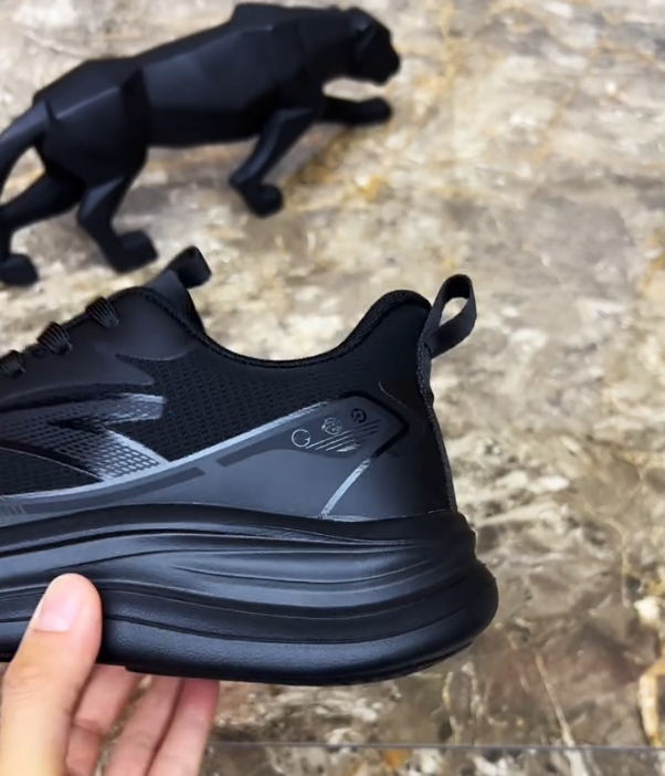 Streamlined Mesh Running Sneaker with Dynamic Side Logo and Thick Cushioned Sole for Modern Athletic Performance