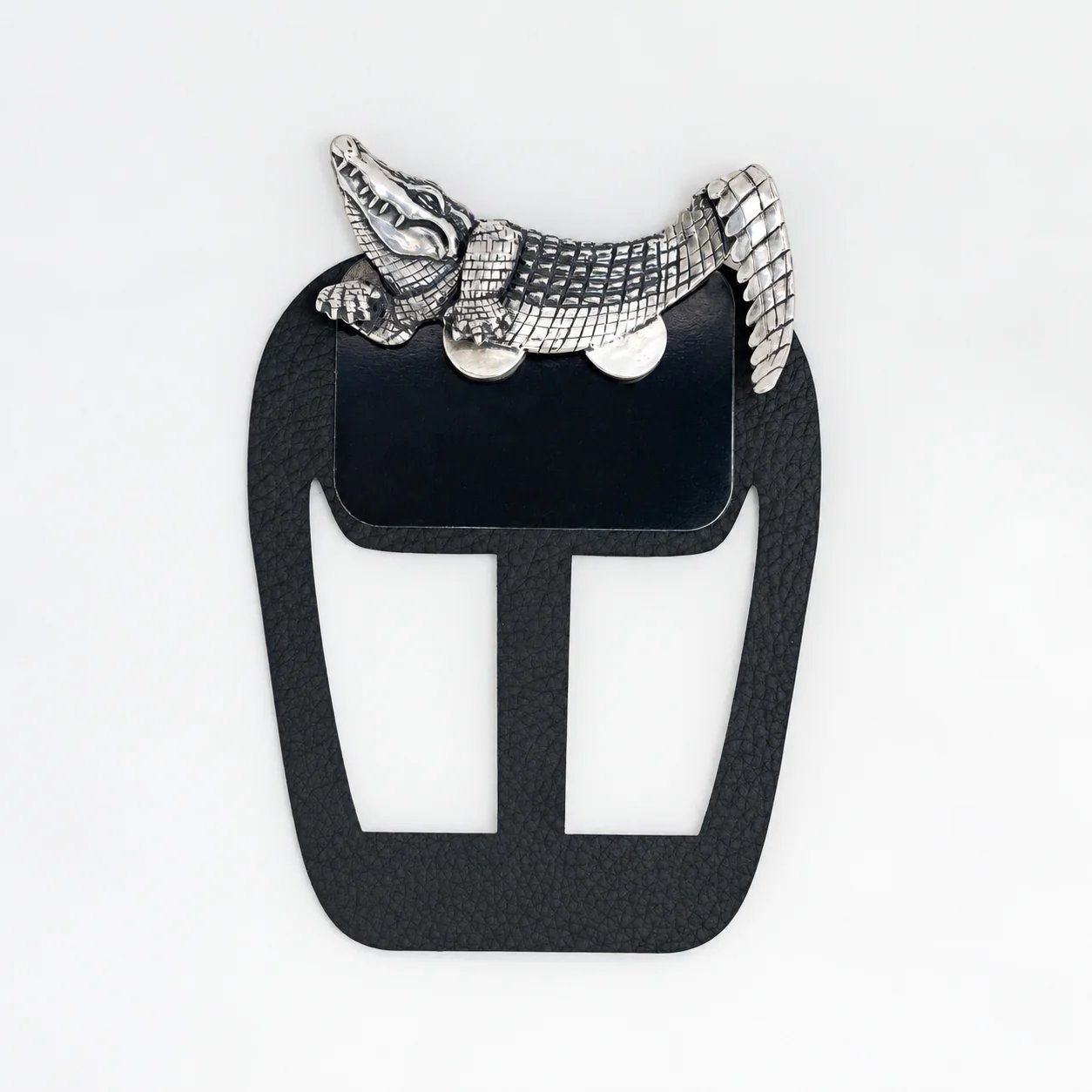 Carré de poche en métal alligator porté avec un costume sur mesure