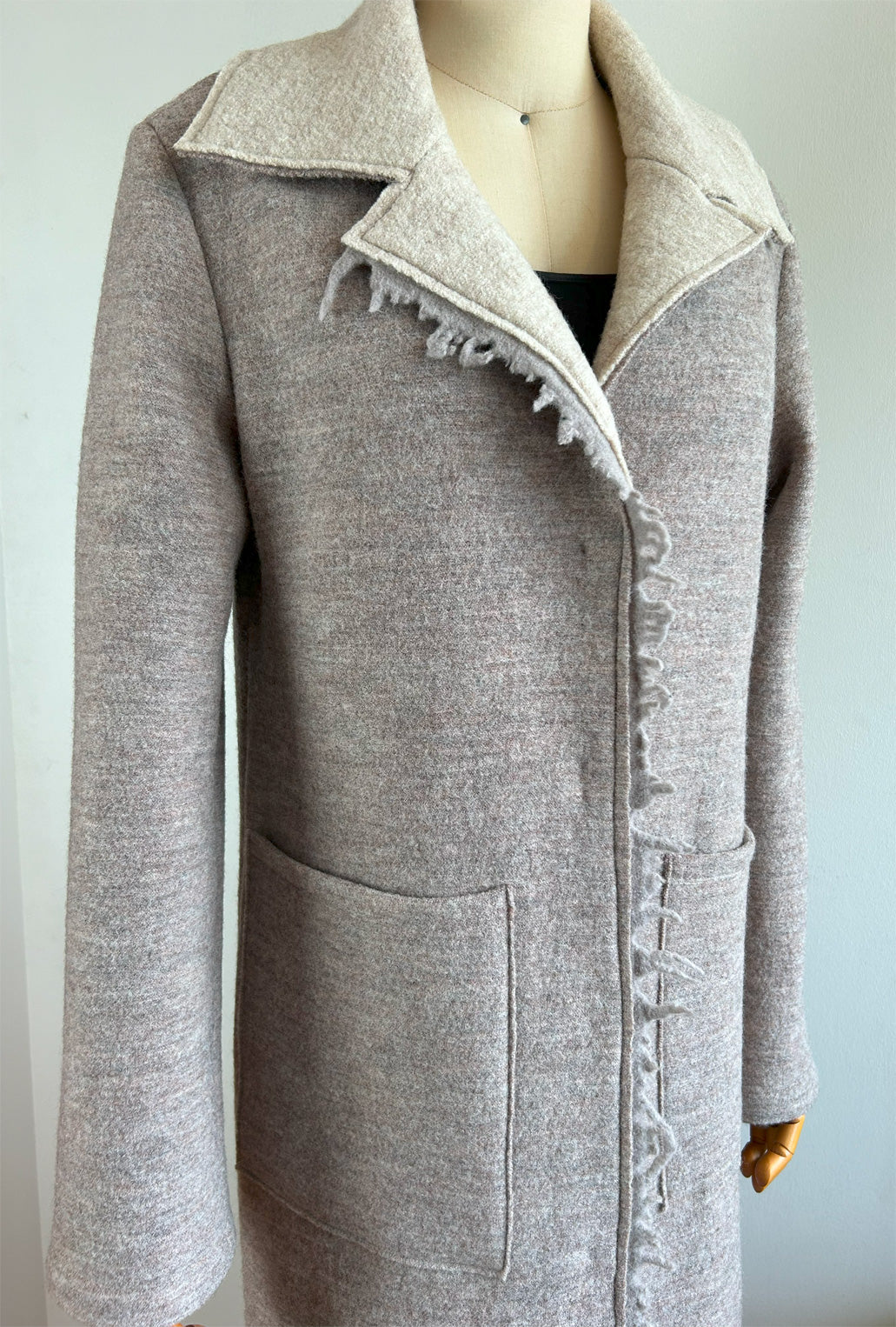 ESSENTIAL COAT ALMOND