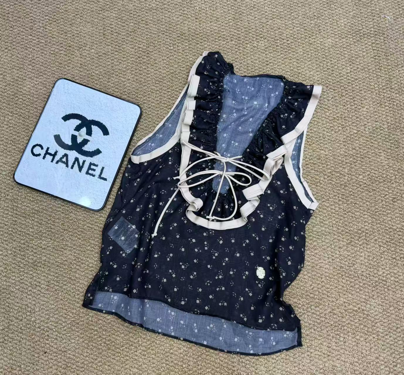 CC New Arrival Vintage Series V-neck Ruffle Trim Top