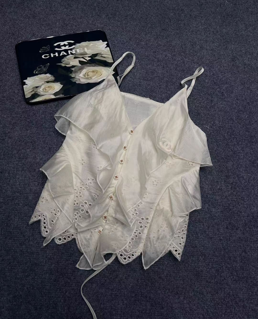 Cha-style white lace camisole vest