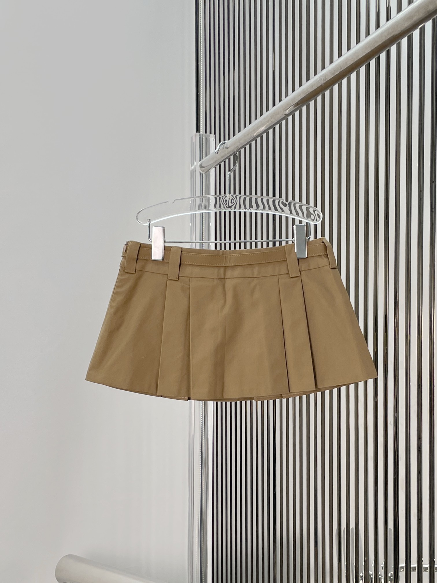 Mi Coffee-colored belt pleatedmini skirt