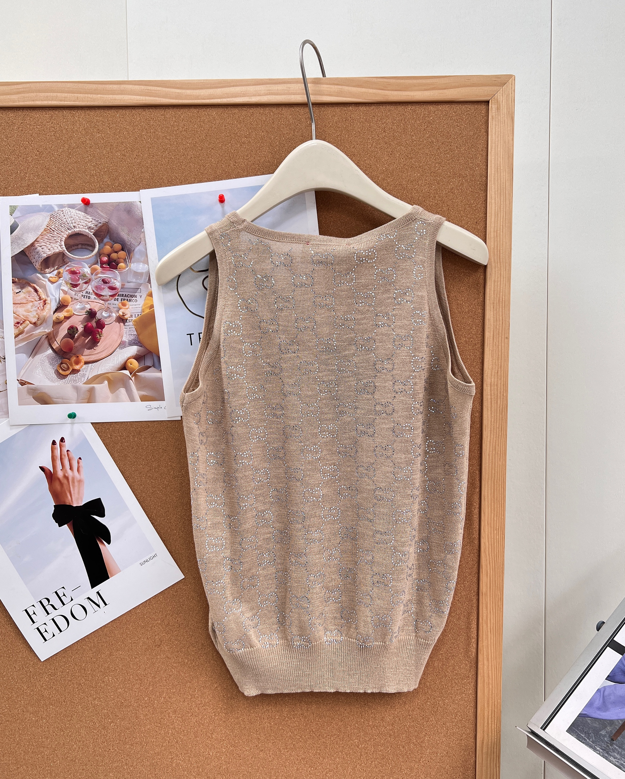 Gu New Style U-neck KnittedSleeveless Vest