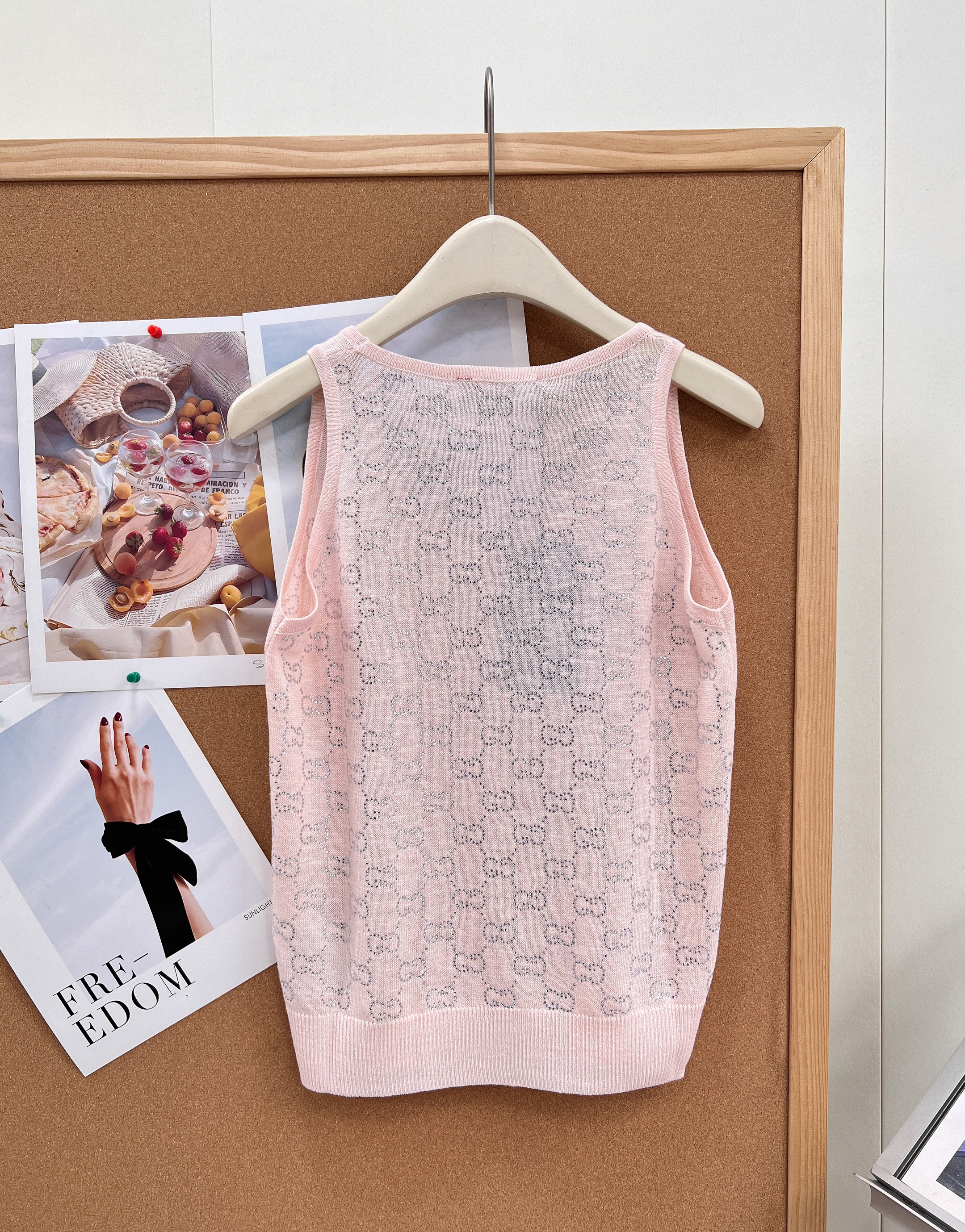 Gu New Style U-neck KnittedSleeveless Vest