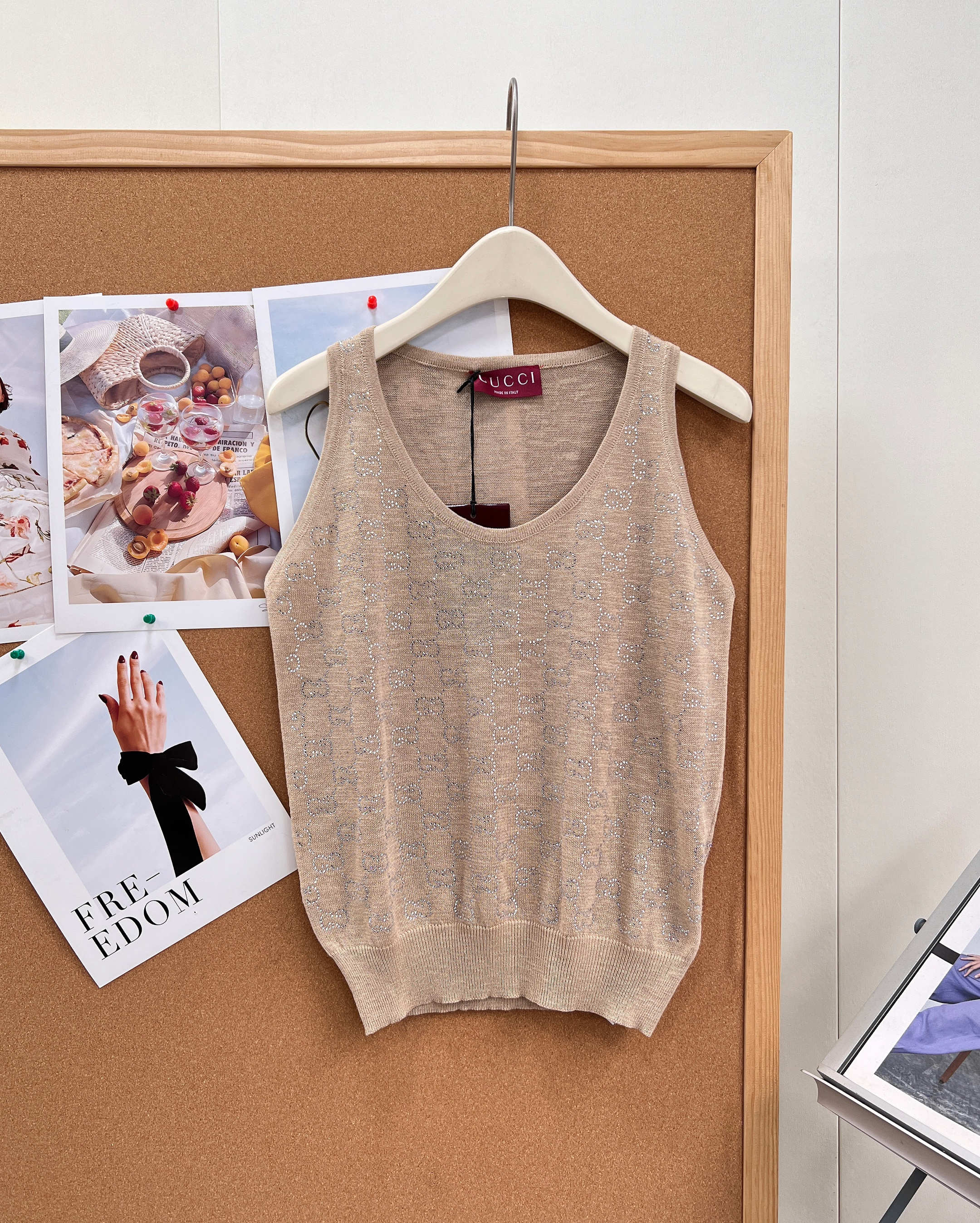 Gu New Style U-neck KnittedSleeveless Vest