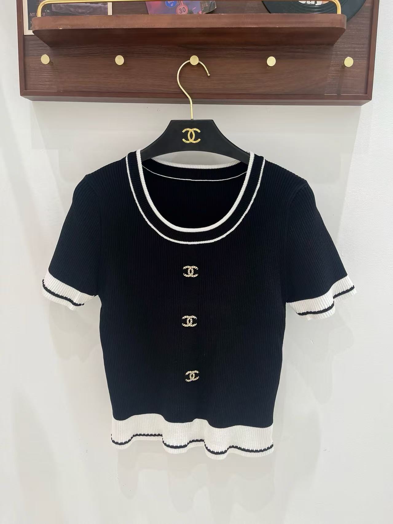CC style Black and White Color-block Knit Short Sleeve Top