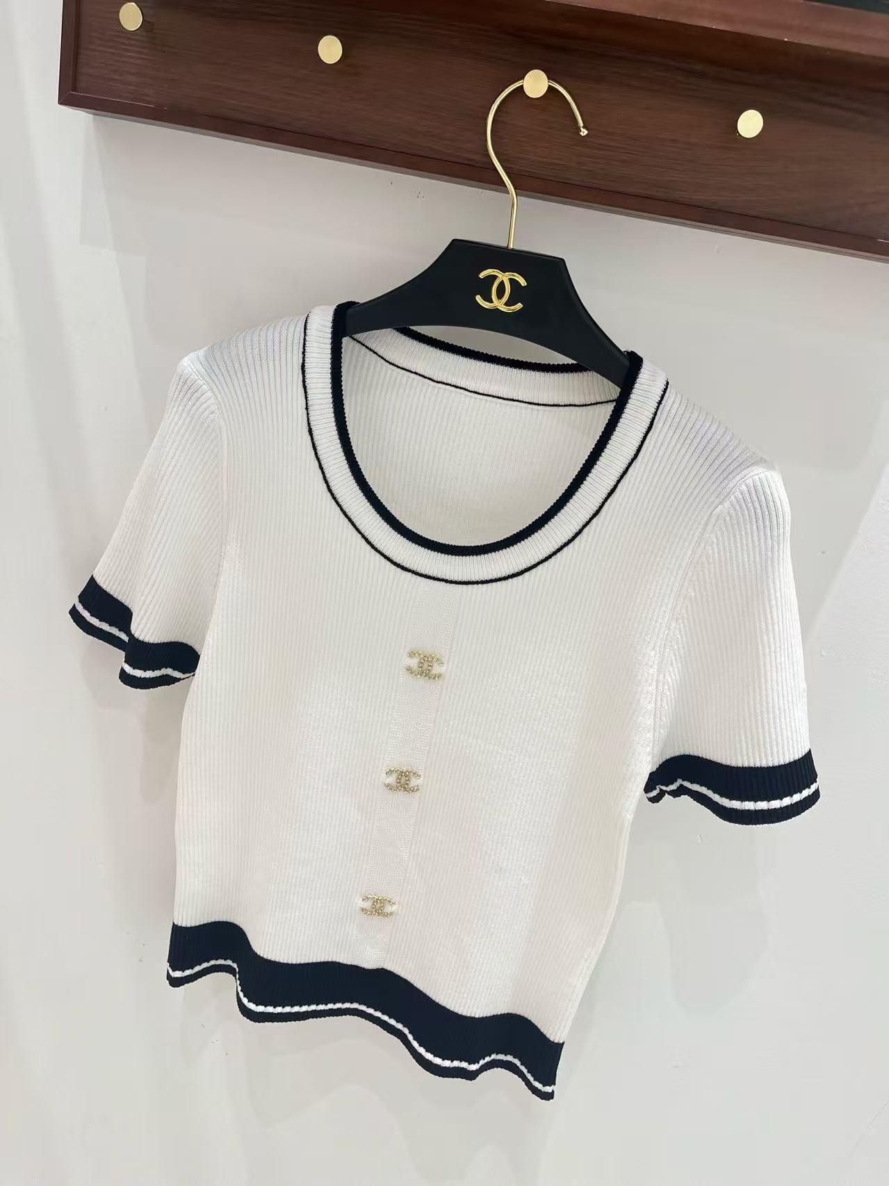 CC style Black and White Color-block Knit Short Sleeve Top