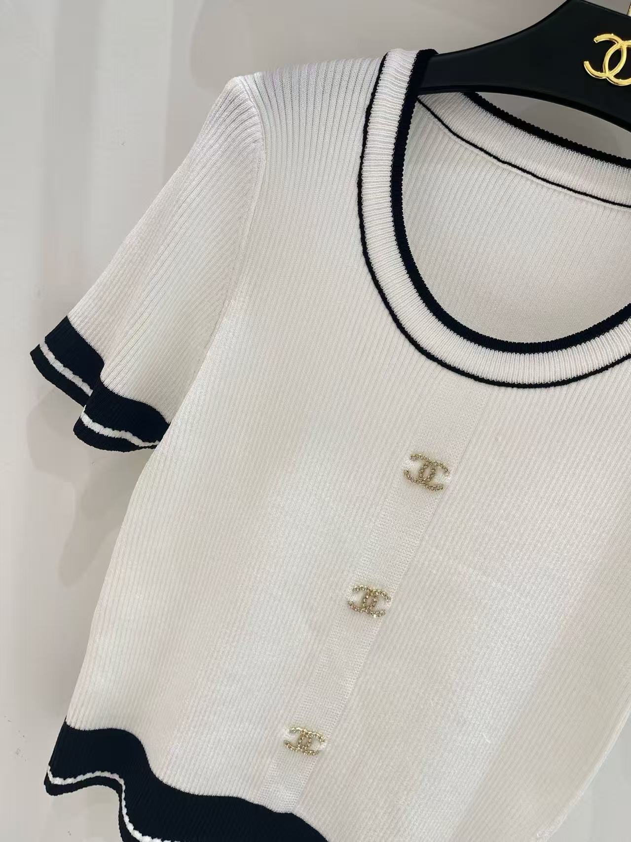 CC style Black and White Color-block Knit Short Sleeve Top