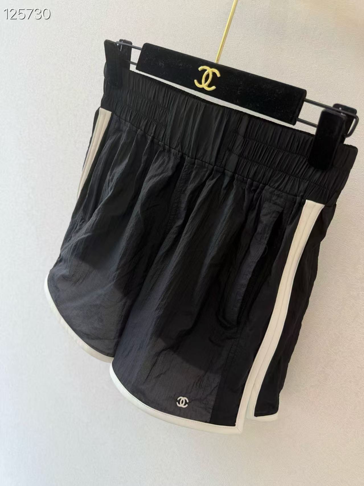 CC Black-and-White Contrast Elastic-Waist Sports Shorts