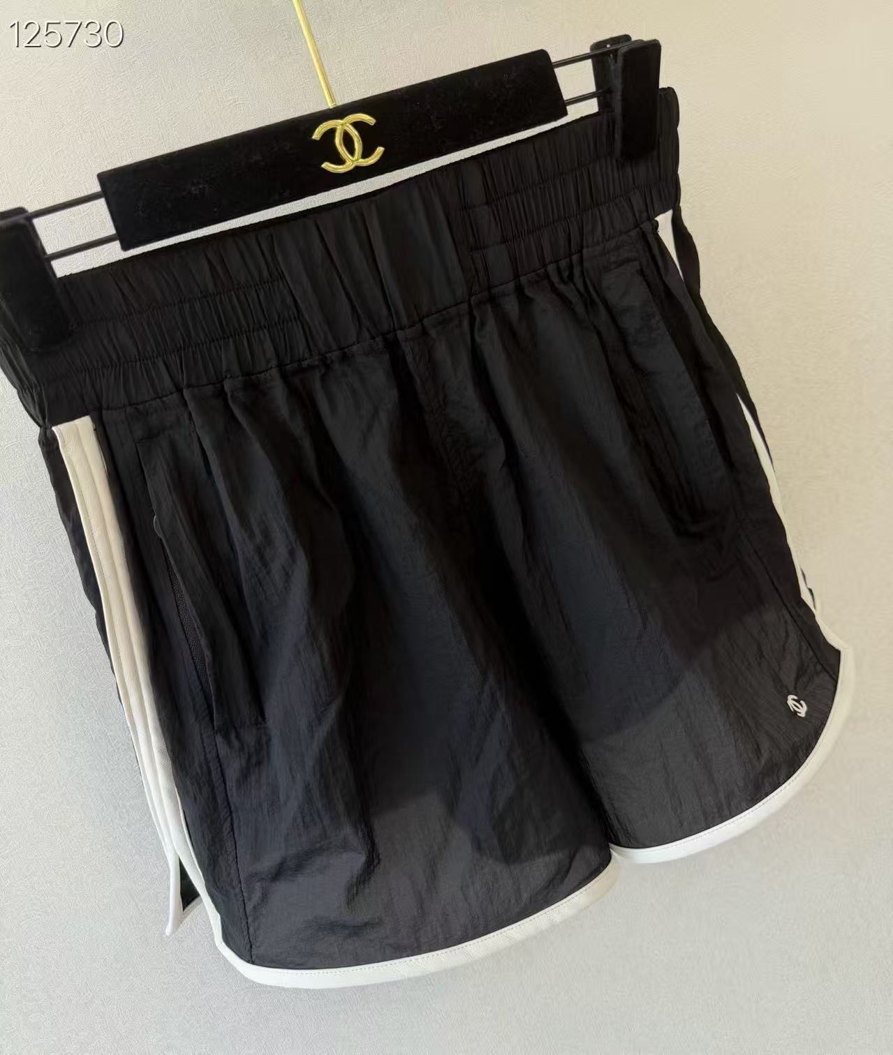 CC Black-and-White Contrast Elastic-Waist Sports Shorts