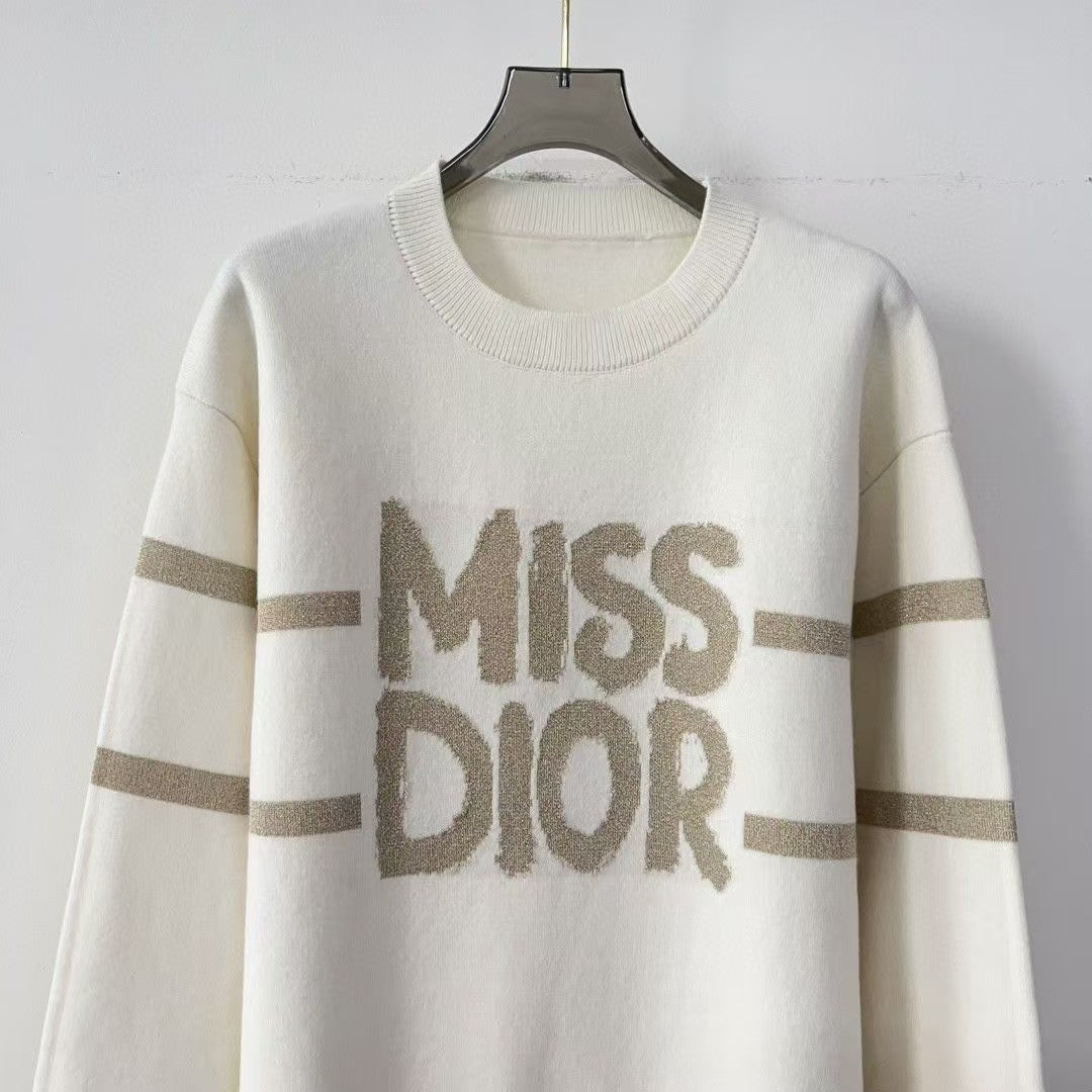 Di 26 New round neck embroidered top