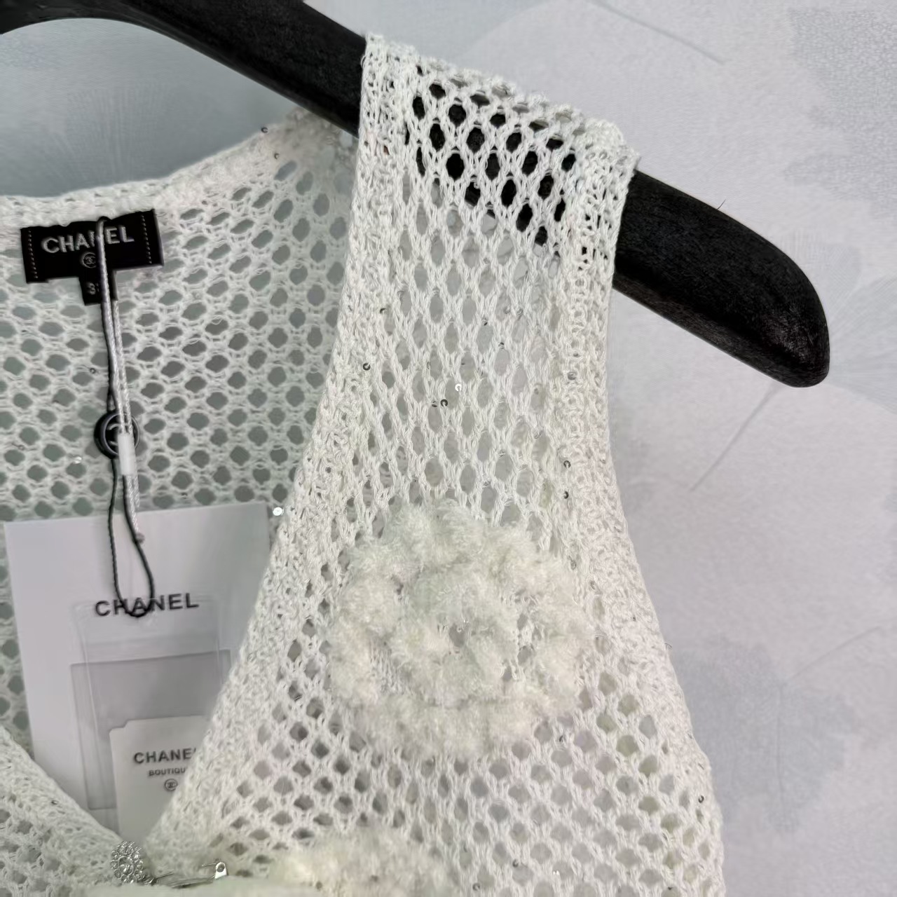 Cha* 2026 Early Autumn New Arrival Hollow Flower V-Neck Vest!