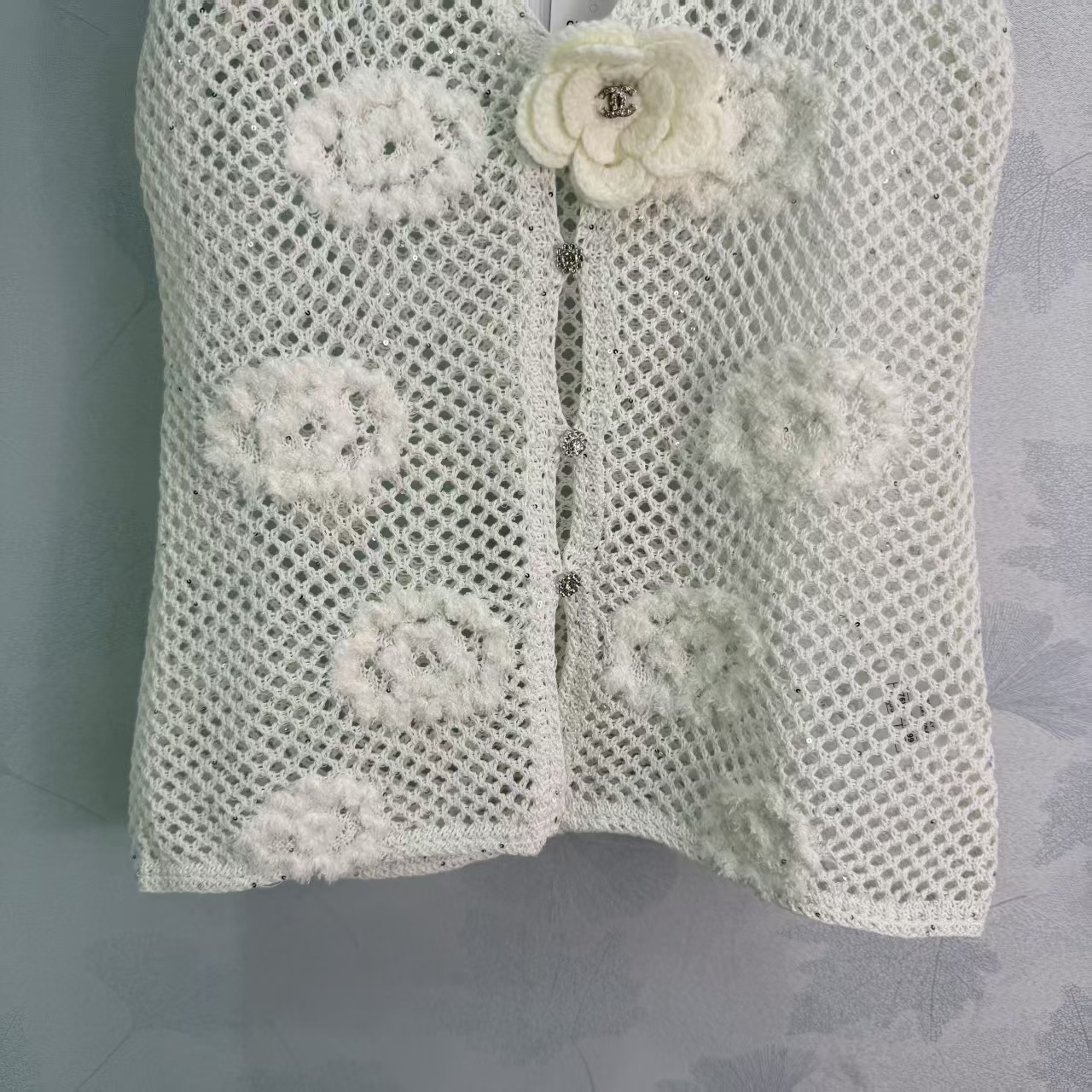 Cha* 2026 Early Autumn New Arrival Hollow Flower V-Neck Vest!