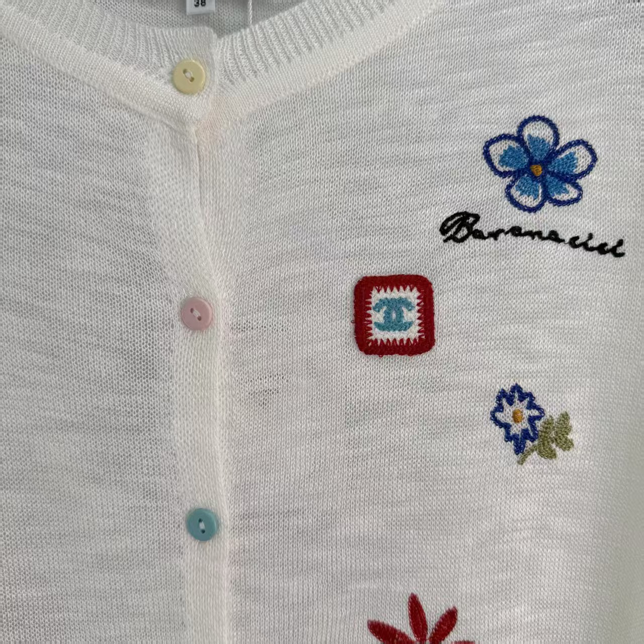 Cha* 2026 Early Autumn New Colorful Flower Embroidery Round Neck Knit Cardigan