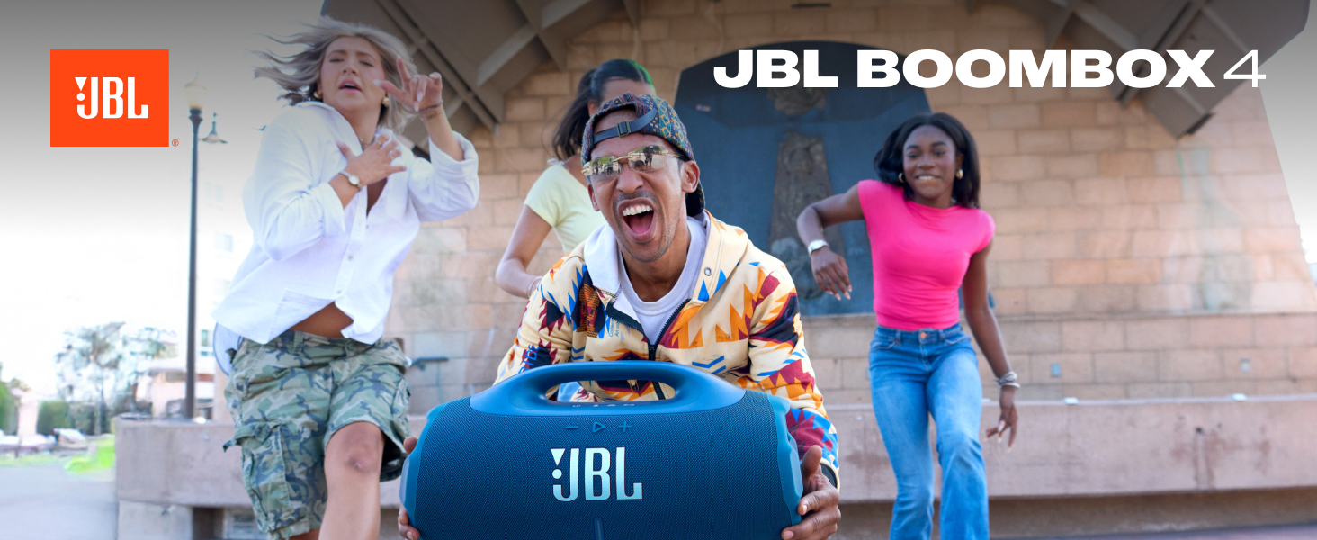 El texto dice «JBL BOOMBOX 3». Serie de imágenes de estilo de vida que muestran un altavoz portátil en varios entornos sociales y al aire libre.