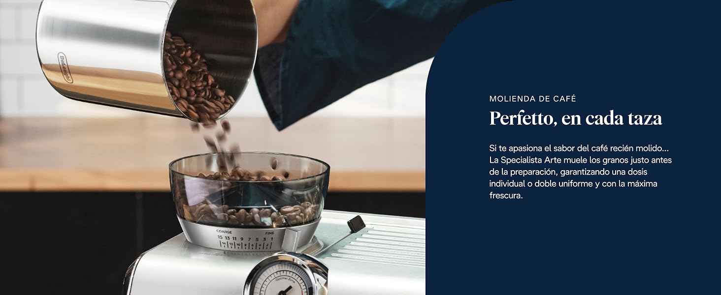 El café se vierte del recipiente medidor a un recipiente de vidrio, vista parcial del panel de texto oscuro visible a la derecha.