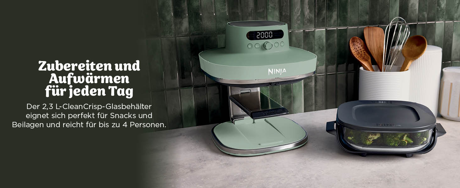 Der Text lautet „Aufnahmen für jeden Tag“. Innenansicht, die mehrere identische Behälter aus Glas oder transparentem Glas zeigt, die in einer Reihe auf Regalen oder Displays angeordnet sind.