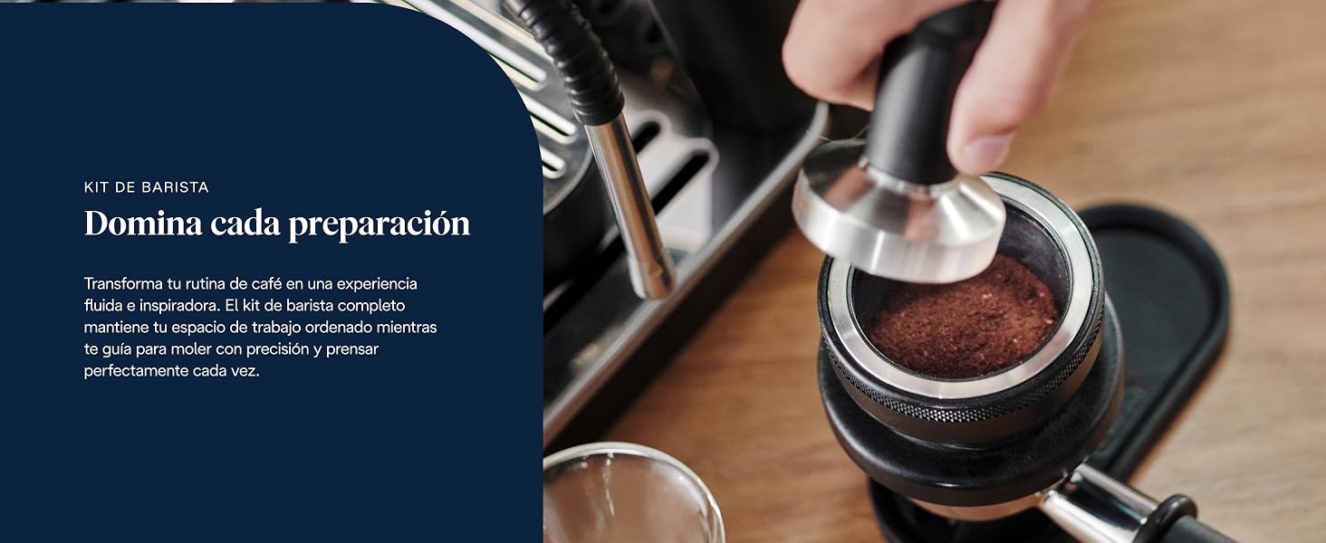El texto dice «Domina cada preparación». Escena de la preparación del café en la que se muestran las manos usando un equipo profesional de café expreso y café molido sobre una superficie de madera.