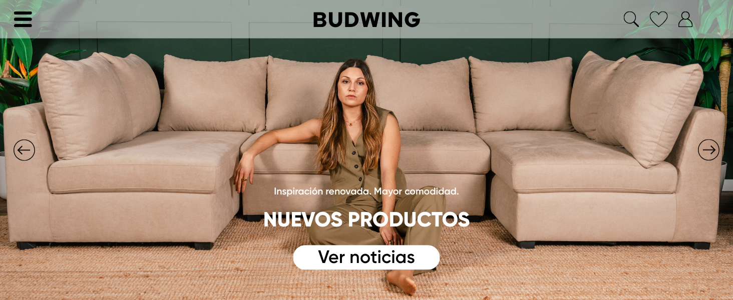 Se muestra un sofá beige con cojines y cojines en un ambiente hogareño, que demuestra la ubicación y el estilo de los muebles de la sala de estar.