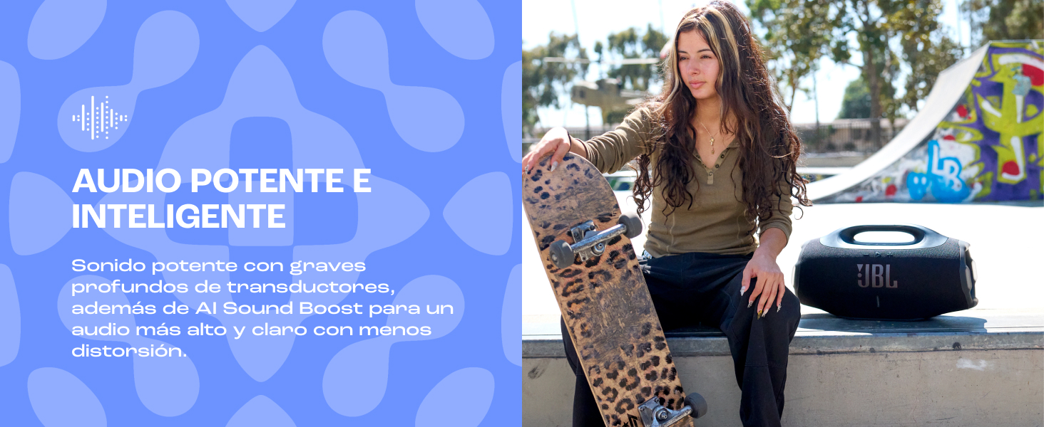 El texto dice «AUDIO POTENTE E INTELIGENTE» sobre fondo azul, con una imagen de estilo de vida que muestra a una persona cerca de un vehículo con un equipo de audio.