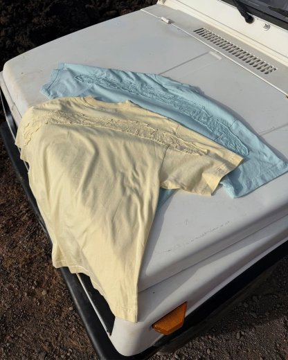 DISTRESS CURVED TEE BLUE