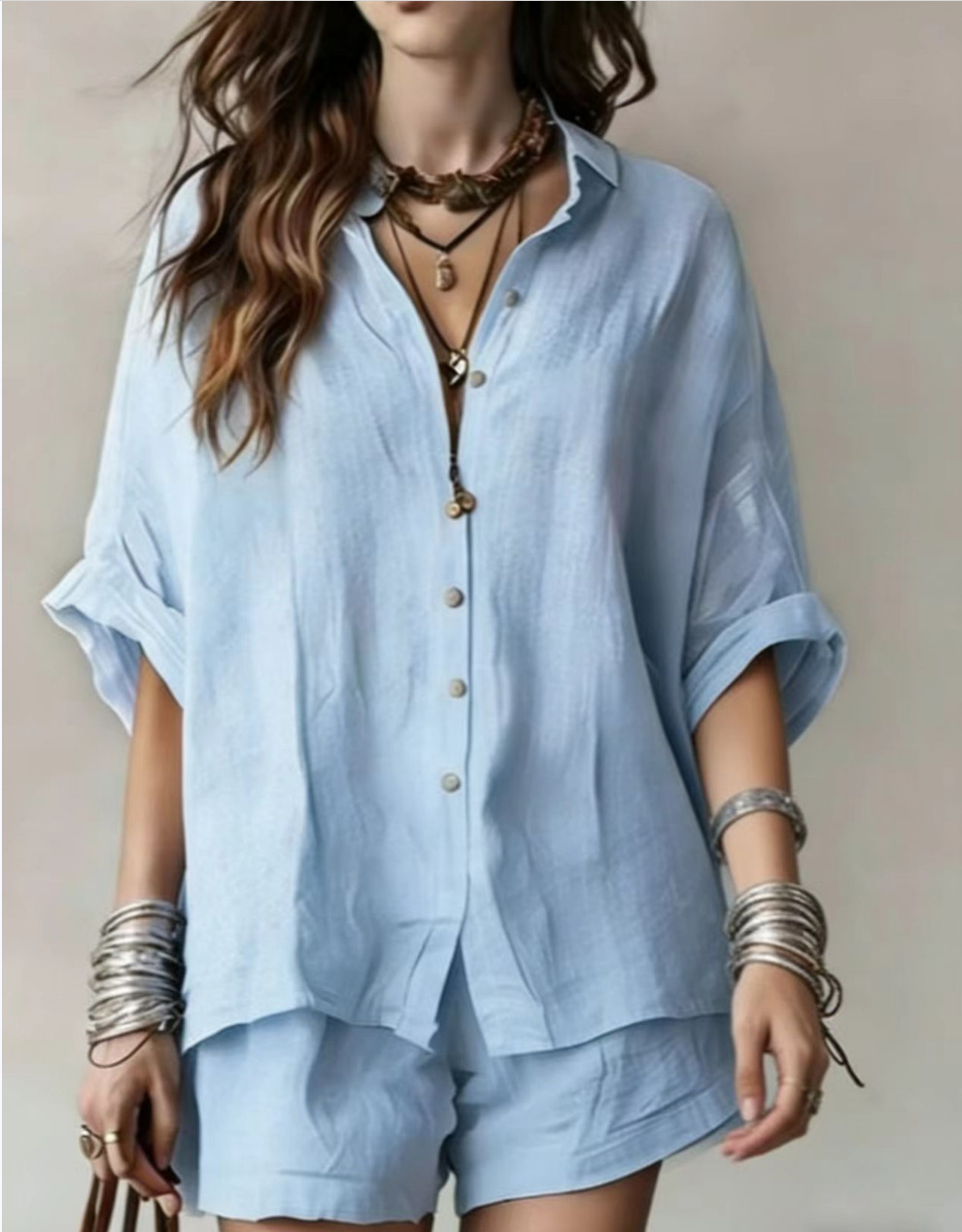 Set coordinato estivo boho casual: camicetta bianca con colletto a revers e bottoni + pantaloncini larghi corti