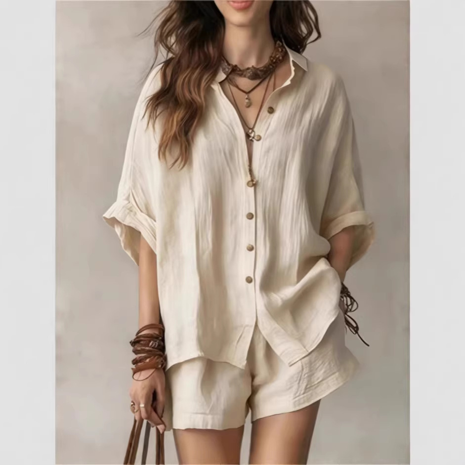 Set coordinato estivo boho casual: camicetta bianca con colletto a revers e bottoni + pantaloncini larghi corti