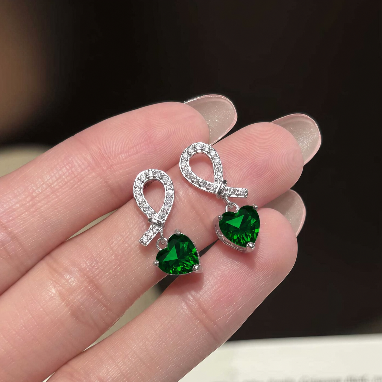 wholesale One-carat cultivated colored lab grown emerald gemstone heart earrings jewelry