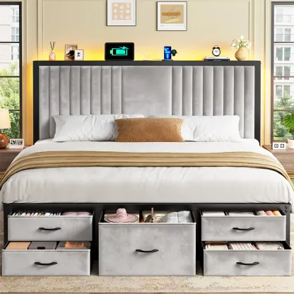 Estructura de cama moderna de metal tapizado (apta para camas King/Queen/Full) con 5 cajones de almacenamiento de tela; el cabecero integra una estación de carga y estantes con tira de luz LED; altura libre de 34 cm debajo de la cama, ideal para apartamen