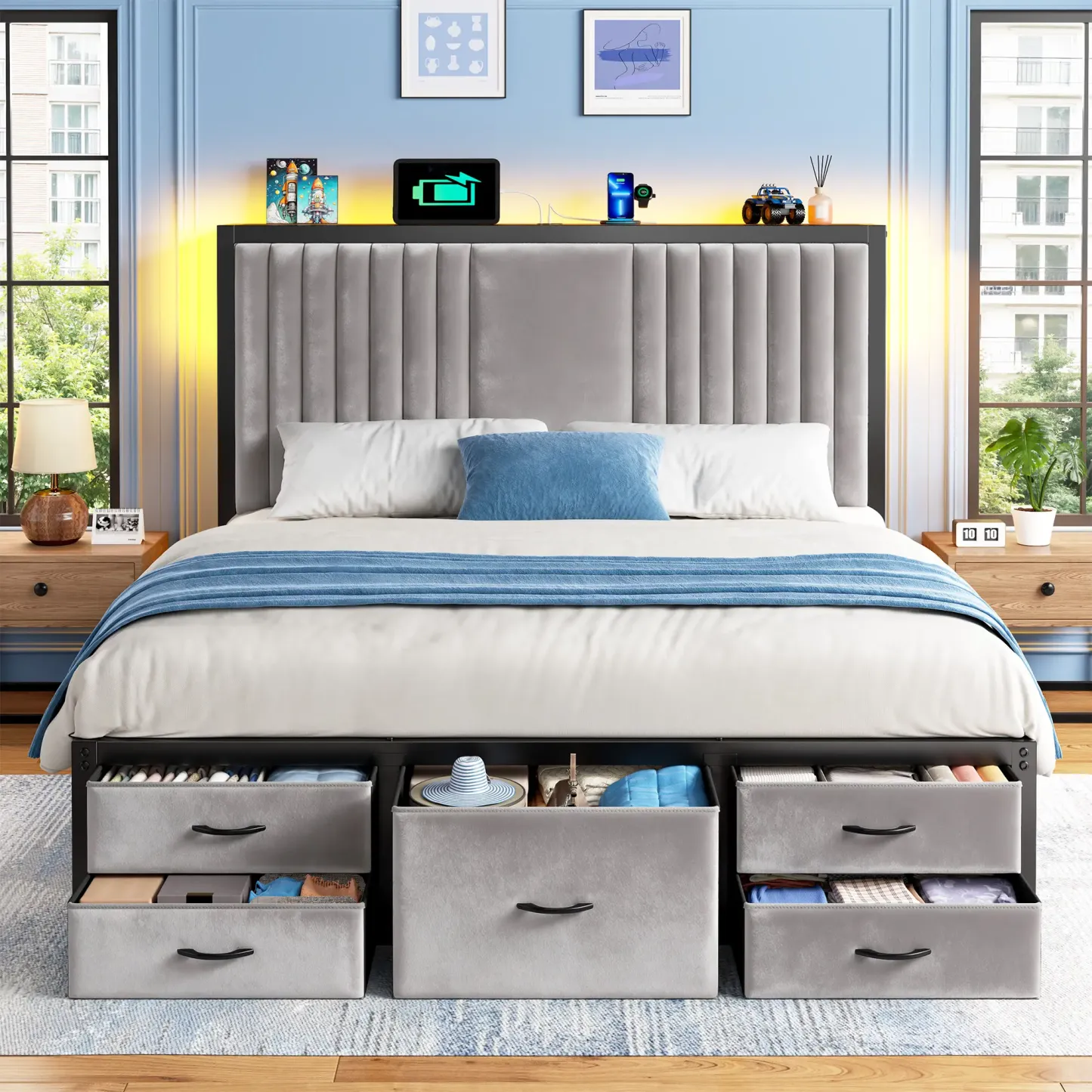 Estructura de cama moderna de metal tapizado (apta para camas King/Queen/Full) con 5 cajones de almacenamiento de tela; el cabecero integra una estación de carga y estantes con tira de luz LED; altura libre de 34 cm debajo de la cama, ideal para apartamen