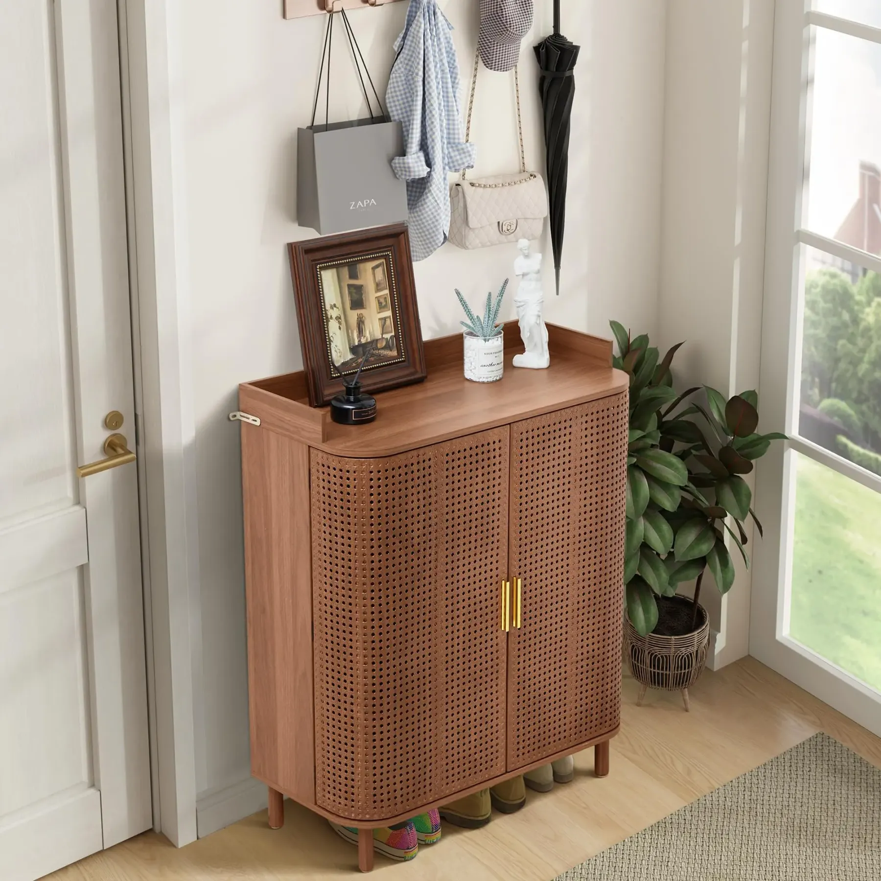 Zapatero Giratree de 5 niveles: mueble organizador de madera estilo boho con estantes ajustables y puertas curvas de hierro y ratán; mueble decorativo ideal para la entrada, el pasillo o la sala de estar.