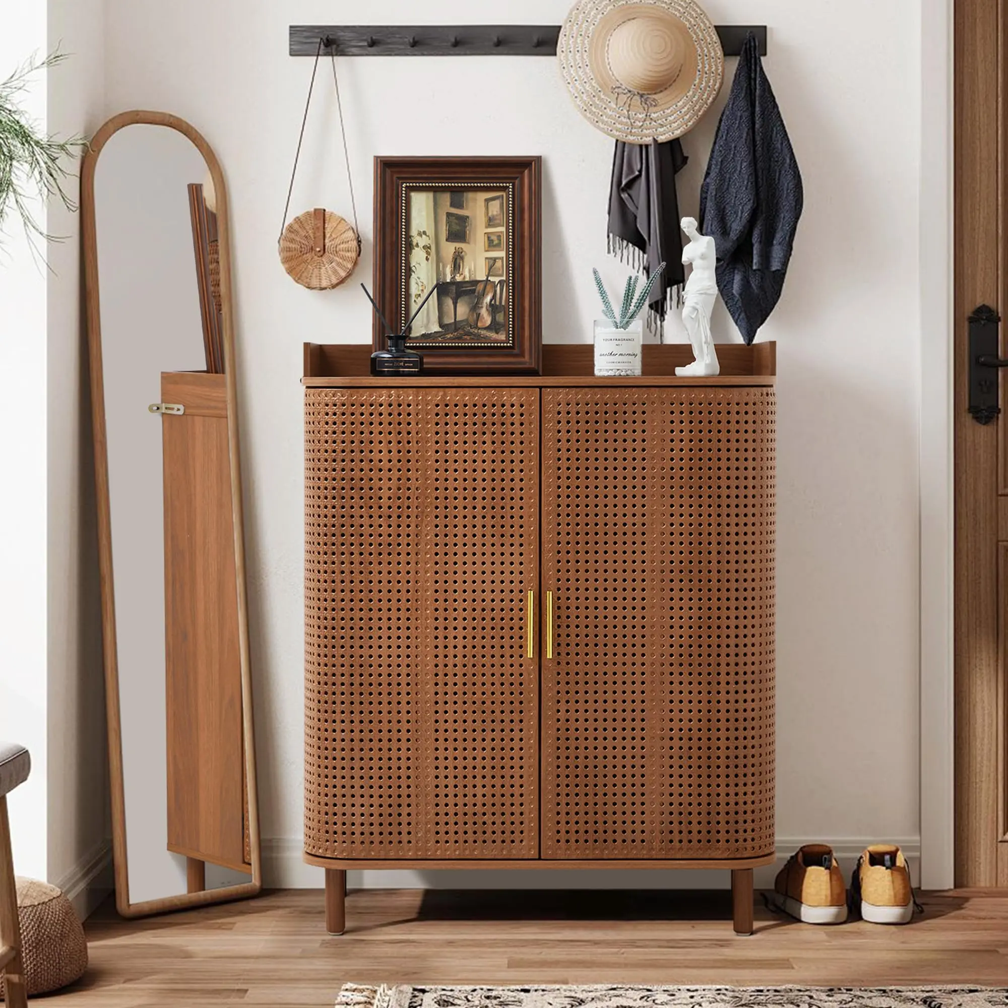 Zapatero Giratree de 5 niveles: mueble organizador de madera estilo boho con estantes ajustables y puertas curvas de hierro y ratán; mueble decorativo ideal para la entrada, el pasillo o la sala de estar.