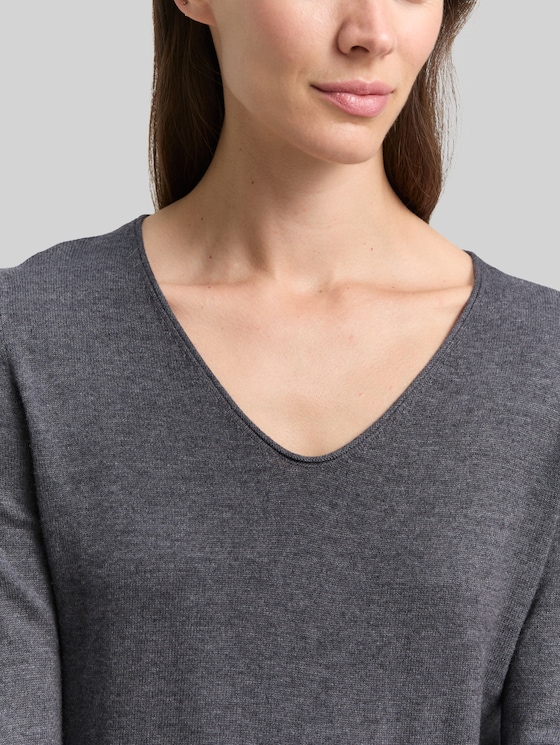 Knitted pullover with a V-neckline - evident anthracite melange
