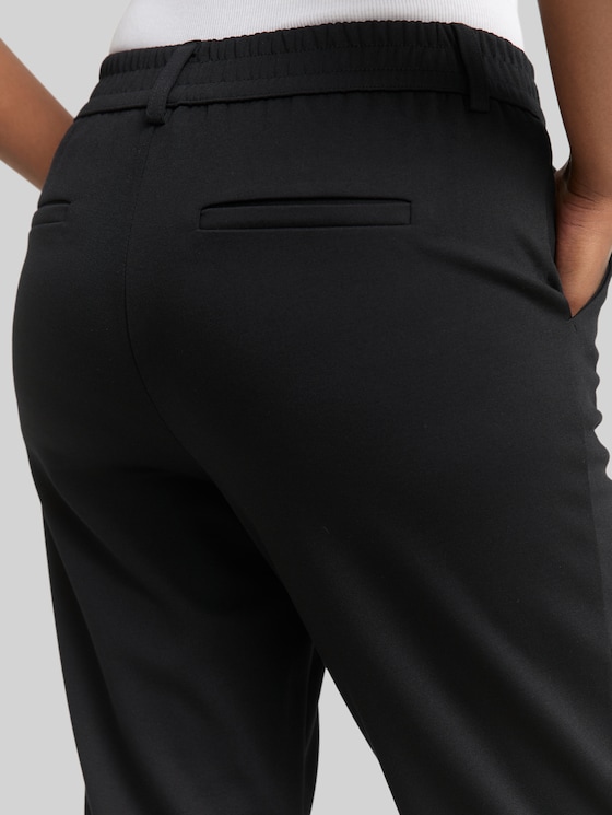 Relaxed-fit trousers with an elastic waistband - deep black