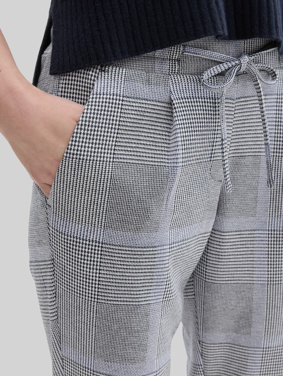 Loose check trousers in LENZING™ EcoVero™ - navy blue check