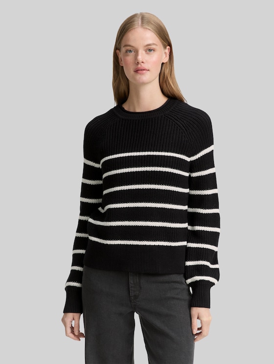 Knitted jumper with slightly puffed sleeves - placed black white stripe