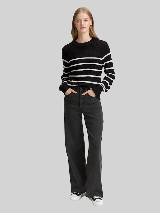 Knitted jumper with slightly puffed sleeves - placed black white stripe