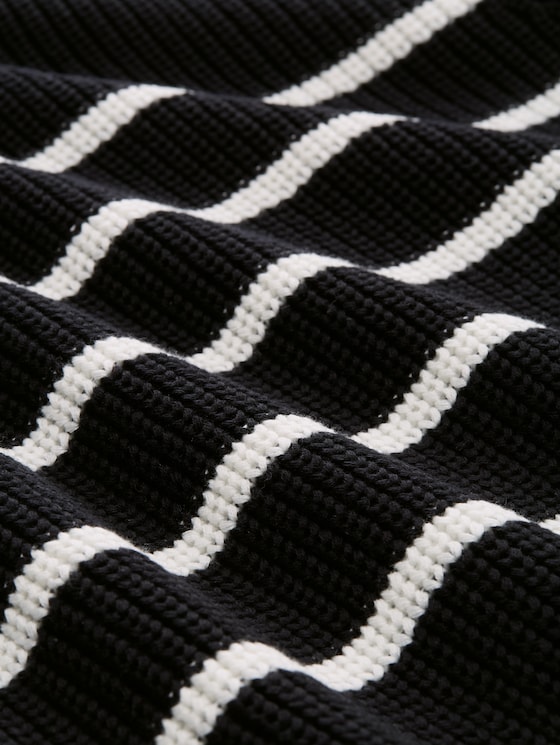 Knitted jumper with slightly puffed sleeves - placed black white stripe