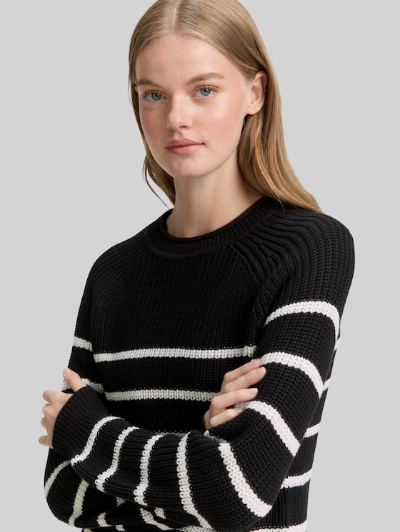 Knitted jumper with slightly puffed sleeves - placed black white stripe