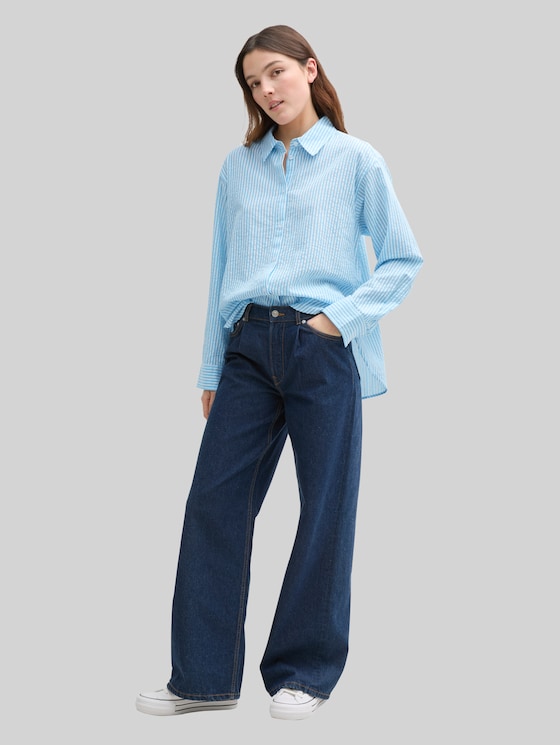Loose fit seersucker shirt blouse with striped pattern - vertical blue white stripe