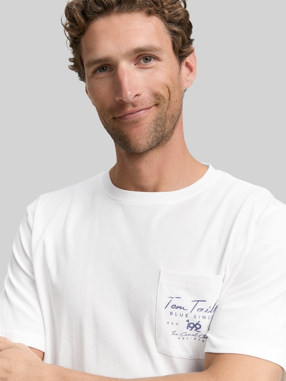 T-shirt with a chest pocket - off white
