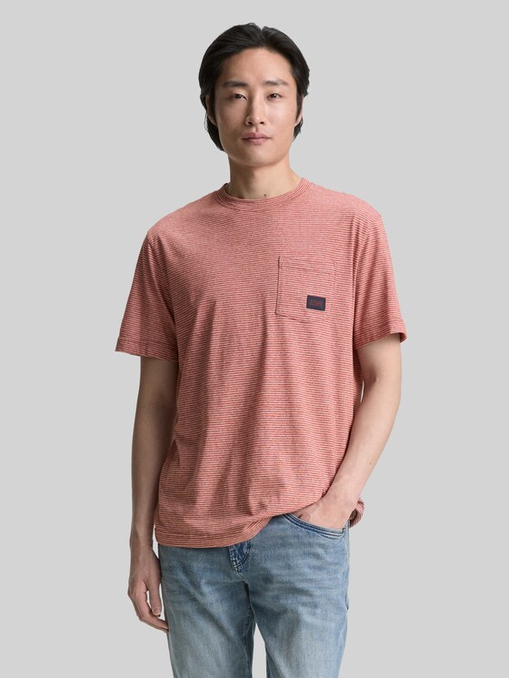 T-shirt with a chest pocket - velvet red fine stripe