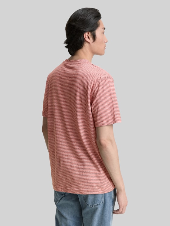 T-shirt with a chest pocket - velvet red fine stripe